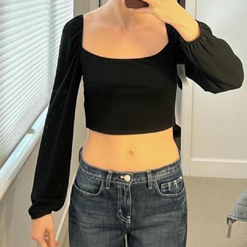 Aritzia Sunday Best Melissa Black Long Sleeve Crop Top NWT Medium